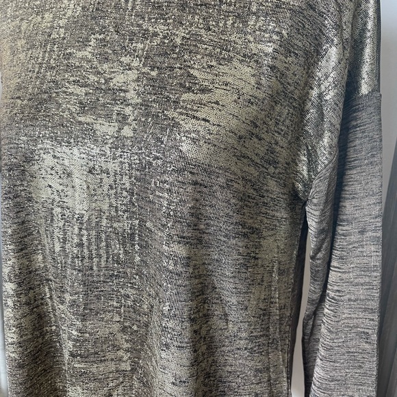 NWT! Gianni Bini Stunning! Gold metallic Long Sleeve Blouse. - Picture 3 of 7